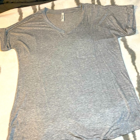 ‼️ 2 for $20 ‼️  Beeuniq XL gray top - Picture 1 of 4
